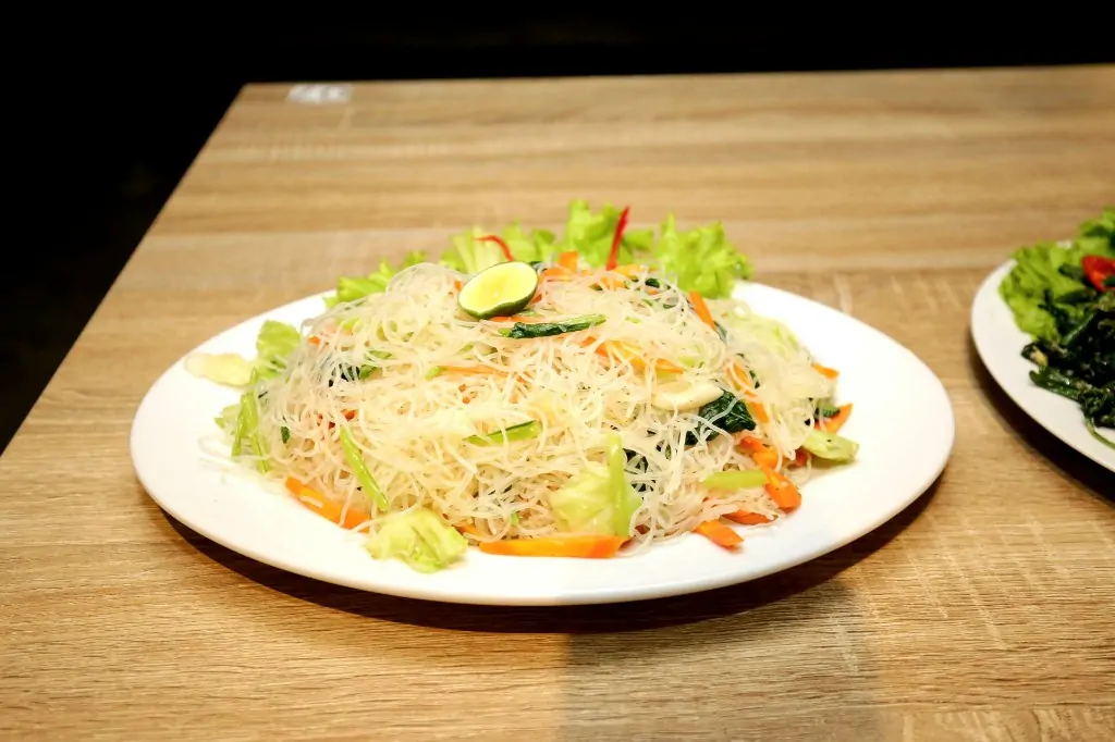 Glass noodle vegetable stir fry served during 300 hour yoga teacher training Bali