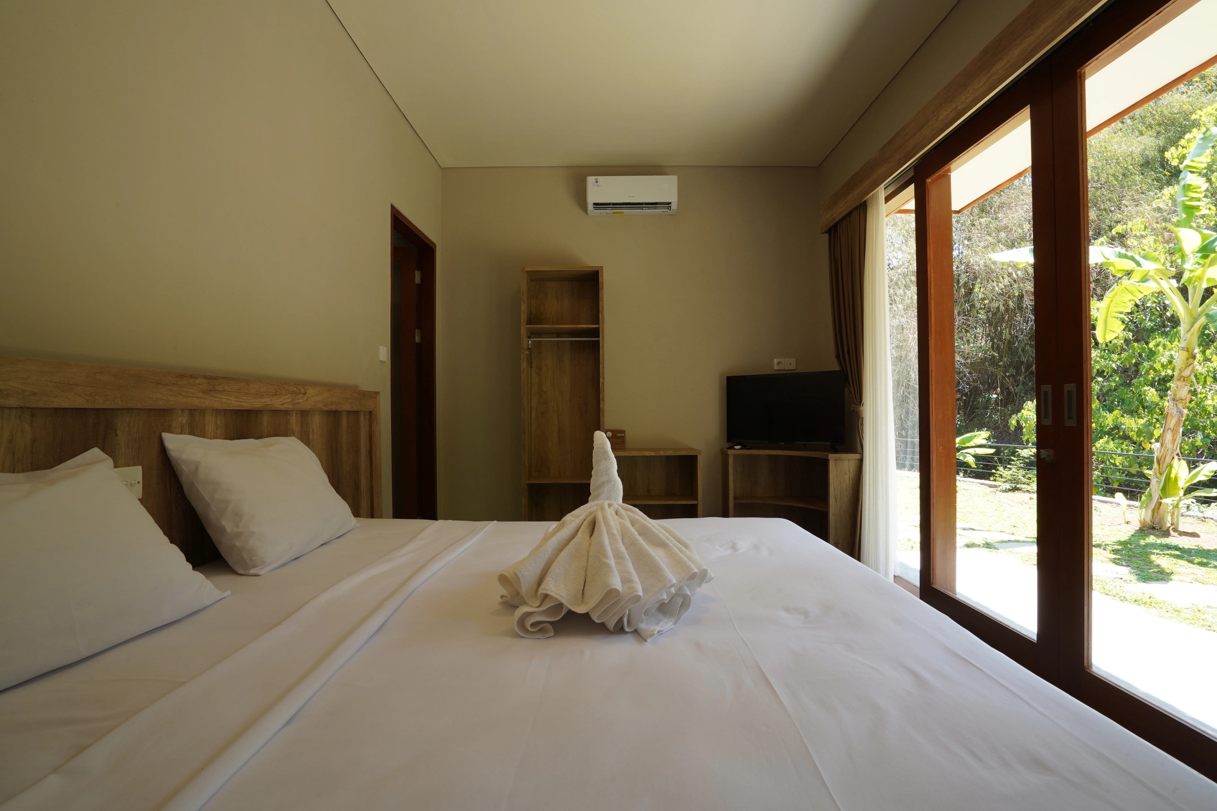 Modern amenities and comfort at Bali retreat accommodation for yoga students